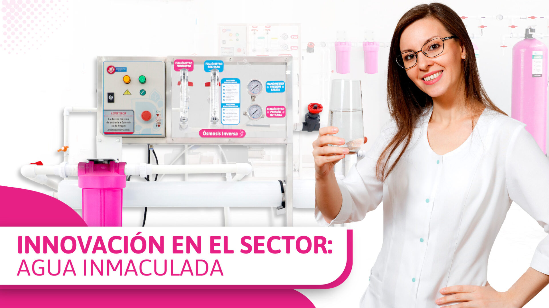 Mujer sonriendo porque contrato Ósmosis inversa