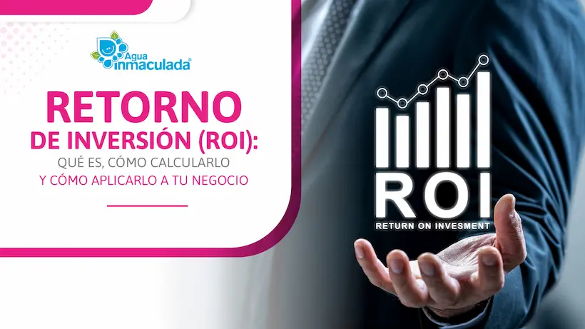 Ejecutivo sosteniendo gráfica digital con siglas ROI Return on Investment ilustrando qué es el retorno de inversión para un negocio