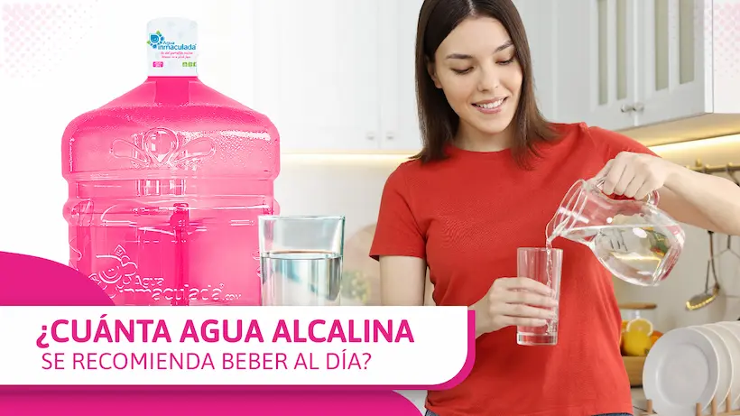cuanta agua alcalina se recomienda beber al día