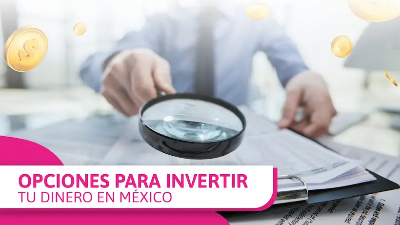 Hombre de negocios sosteniendo alcancía pensando en qué invertir su dinero en México — opciones reales para distintos perfiles