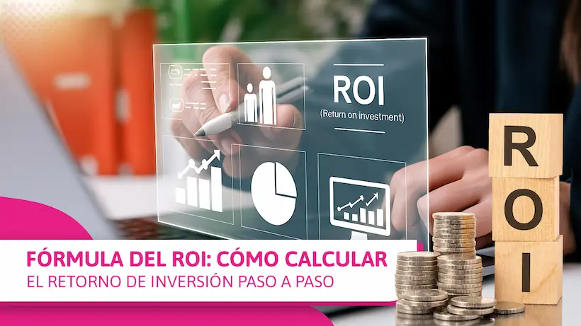 Persona señalando panel digital con gráficas de ROI Return on Investment junto a monedas apiladas y bloques de madera con las siglas ROI