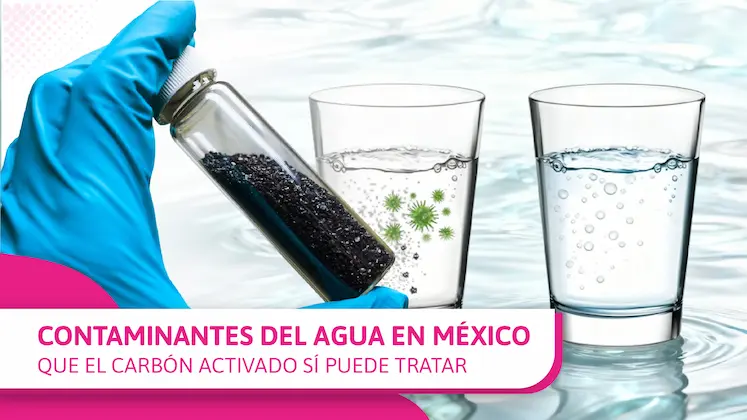 Carbón activado en frasco junto a vaso con contaminantes y vaso de agua limpia — contaminantes del agua en México que el carbón activado sí puede tratar