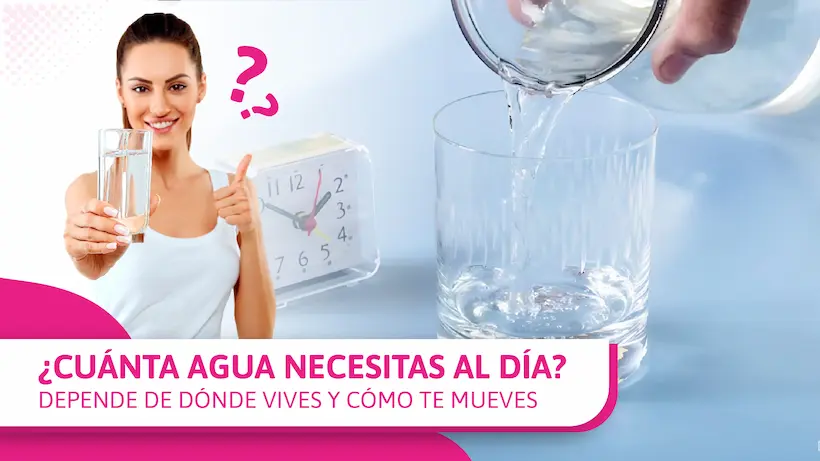 Mujer con vaso de agua junto a reloj y agua siendo servida en vaso — cuánta agua necesitas al día para una hidratación saludable